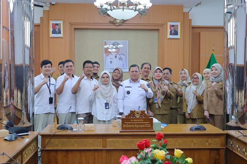 Pj Wali Kota A Damenta menerima audiensi Perum Bulog Kanwil Sumsel Babel membahas rencana pelaksanaan penyaluran beras terhadap Aparatur Sipil Negara (ASN) di Lingkungan Pemerintah Kota (Pemkot) Palembang, Selasa 24 September 2024, pagi.