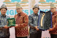 Pj Wali Kota Palembang Ucok Abdulrauf Damenta bertukar cendera mata dengan Wali Kota Banjarmasin Ibnu Sina.