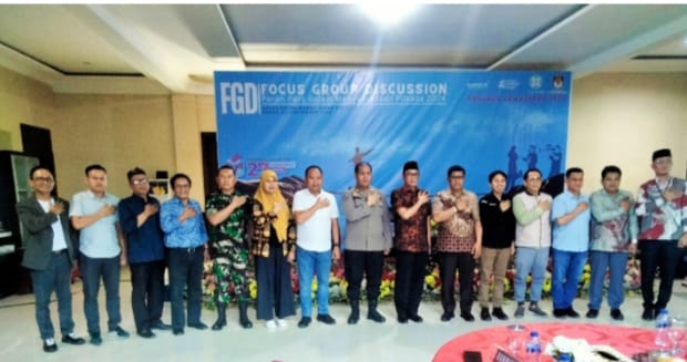 Bupati Penukal Abab Lematang Ilir [PALI] Dr Ir H Heri Amalindo MM berswafoto bersama awak media.