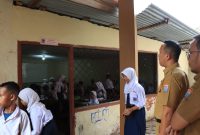Kadisdik Kota Palembang Andrianus Amri meninjau langsung bangunan SMPN 42 yang nyaris roboh alias rusak berat, usai menerima laporan.