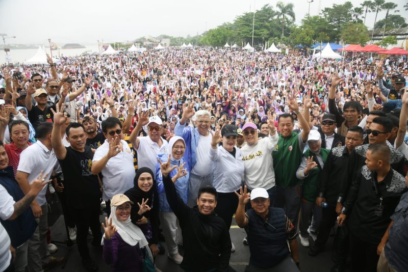 Hj Lury Alex Noerdin bersama puluhan ribu masyarakat Sumsel menyatakan dukungan penuh dan siap menangkan pasangan Cagub dan Cawagub Mawardi Yahya-Anita Noeringhati pada Pikgub Sumsel 27 November mendatang, di Pelataran BKB Palembang, 12 Oktober 2024.