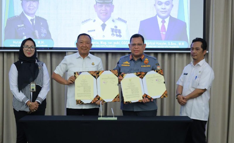 Pemerintah Kota [Pemkot] bersama Kejaksaan Negeri [Kejari] Palembang melakukan kerja sama hukum, bidang perdata dan tata usaha negara [TUN]. Kerjasama tersebut dituangkan dalam bentuk penandatanganan Memorandum of Undesrtanding atau MoU yang diteken langsung Penjabat Wali Kota Dr Abdulrauf Damenta bersama Kajari Palembang Hutamrin SH MH, di Hotel Arista, Rabu 23 Oktober 2024.