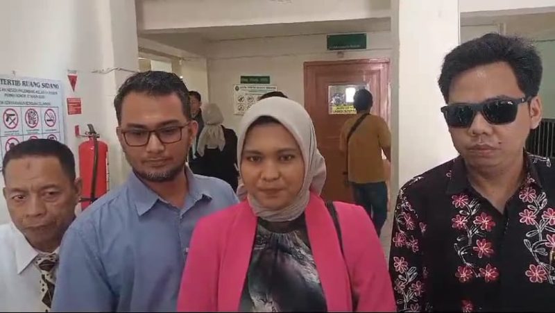 Kuasa Hukum Arifia Hamdani, Mutiara HZ SH memberikan keterangan pers di PN Palembang, Rabu 23 Oktober 2024. 