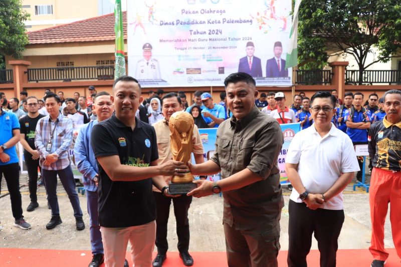 Kadisdik Kota Palembang Andrianus Amri saat membuka Pordisdik Tahun 2024 di halaman parkir Dinas Pendidikan Kota Palembang, Jumat 25 Oktober 2024.