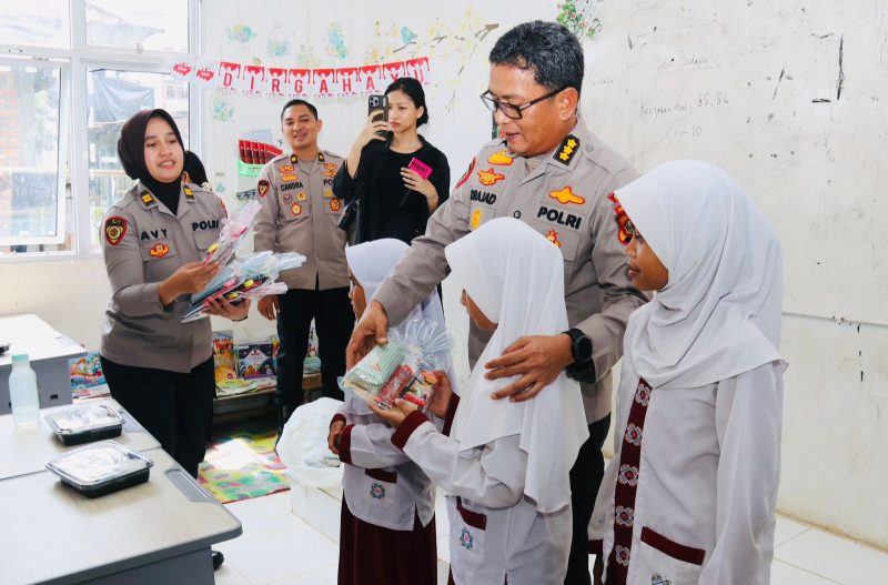 Jumat siang 25 Oktober 2024, Polda Sumsel melaksanakan program makan siang gratis sehat bergizi di Sekolah Dasar Negeri [SDN] 145, Kecamatan Gandus Palembang. Berlokasi dipemukiman padat penduduk tepian sungai Musi tersebut, pihak Polda Sumsel menyediakan sebanyak 173 paket makan siang gratis sehat bergizi diberikan kepada siswa dengan menu 4 sehat 5 sempurna.