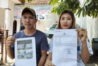 Pengusaha rental mobil di Palembang pasangan suami istri [Pasutri] Deni Saryadi [28] dan Novi Anggraini [22] menunjukkan laporan [LP] Polreatabes dan Gambar penyewa mobil Z saat memberikan keterangan pers pada Sabtu 26 Oktober 2024.