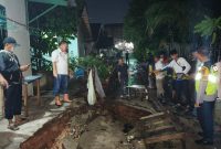 Hapus term: Kadis PUPR Palembang H Achmad Bastari Yusak ST MT IPM ASEAN Eng Kadis PUPR Palembang H Achmad Bastari Yusak ST MT IPM ASEAN Eng saat mendatangi langsung jalan longsor di Jalan Abusamah Lorong Masjid RT 42 RW 06 Kelurahan Sukajaya Kecamatan Sukarami