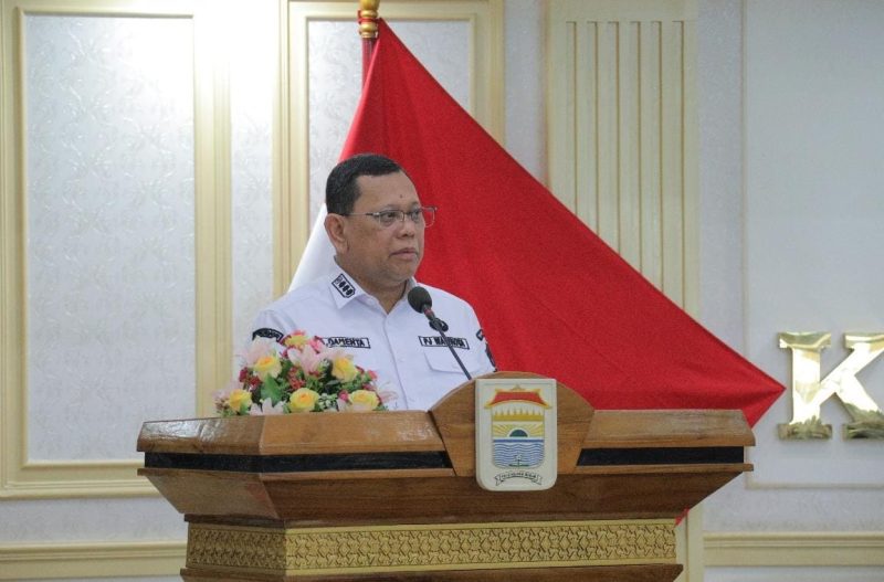 Pj Wali Kota A Damenta melantik 12 Komunitas Peduli Sungai Peduli Banjir dan Lingkungan Kota Palembang (KPS-KMPB) tahun 2024 di Ruang Rapat Parameswara, Rabu 6 November 2024.