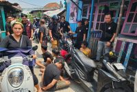 Disinyalir menjadi pusat peredaran Narkoba, Tim Khusus [Timsus] Ditresnarkoba Polda Sumsel menggerebek Lorong Keramat, Kelurahan 5 Ulu Palembang pada Sabtu pagi, 9 November 2024.