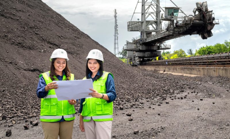 Srikandi Bukit Asam dalam pekerjaan pada sektor tambang batu bara.
