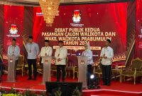 Debat kedua Paslon Pilkada Prabumulih 2024 kembali digelar di Ballroom Hotel South Sumatera, dengan menghadirkan tiga paslon pada Senin 11 November 2024.