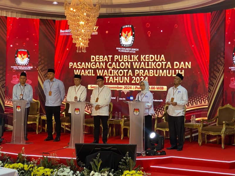 Debat kedua Paslon Pilkada Prabumulih 2024 kembali digelar di Ballroom Hotel South Sumatera, dengan menghadirkan tiga paslon pada Senin 11 November 2024.