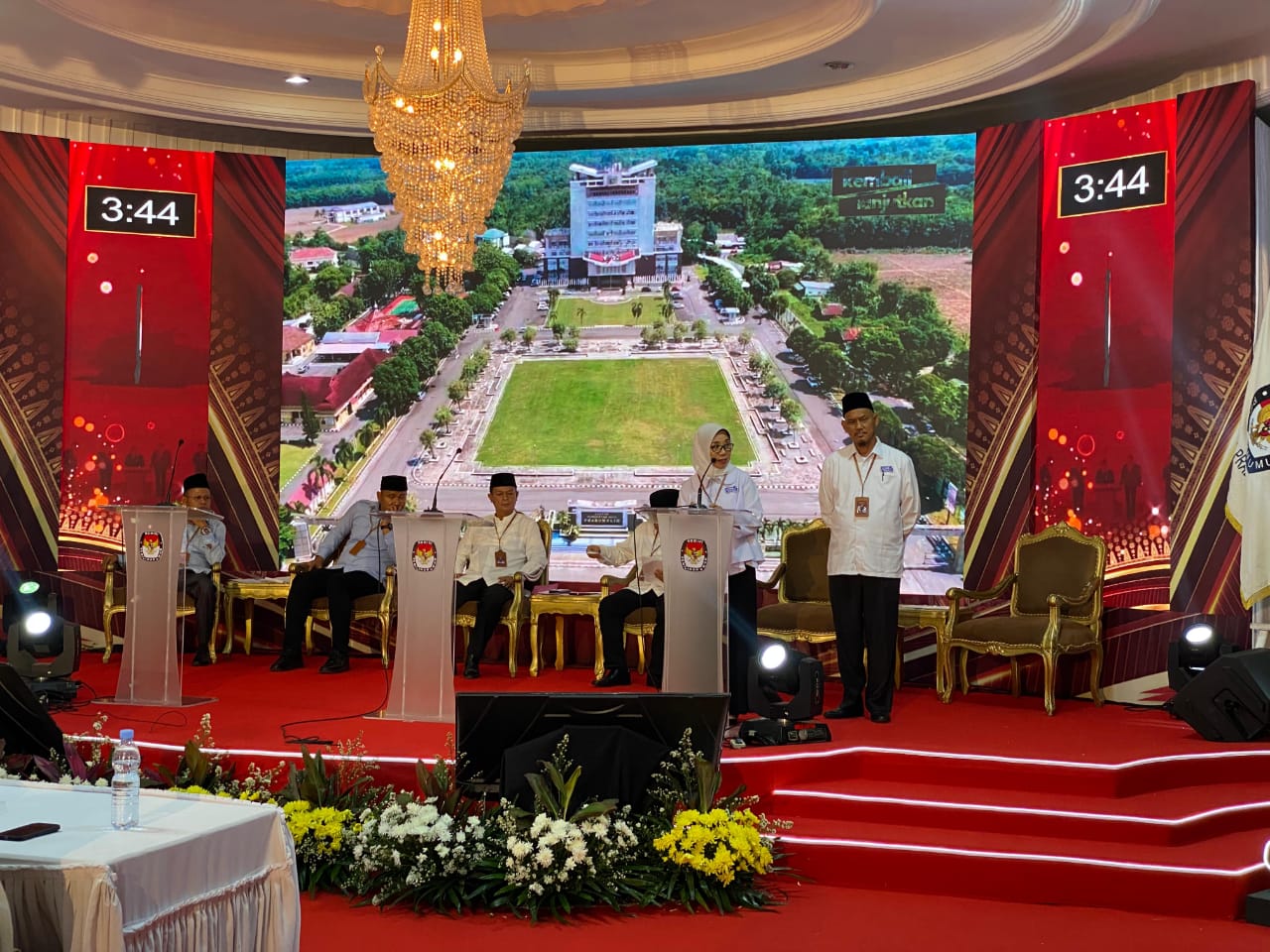 Suasana Debat kedua Paslon Pilkada Prabumulih 2024 kembali digelar di Ballroom Hotel South Sumatera, dengan menghadirkan tiga paslon pada Senin 11 November 2024.
