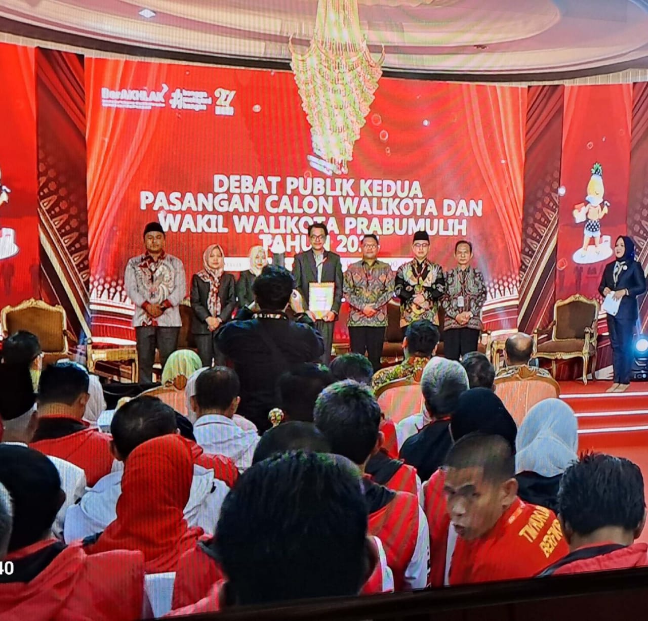 Debat kedua Paslon Pilkada Prabumulih 2024 kembali digelar di Ballroom Hotel South Sumatera, dengan menghadirkan tiga paslon pada Senin 11 November 2024.