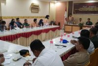 KPU Prabumulih menggelar rapat koordunasi [rakor] persiapan penyelenggaraan Debat Perdana, berlangsung di aula Hotel Grand Nikita pada Kamis 24 Oktober 2024.