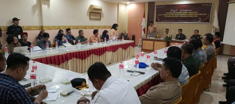 KPU Prabumulih menggelar rapat koordunasi [rakor] persiapan penyelenggaraan Debat Perdana, berlangsung di aula Hotel Grand Nikita pada Kamis 24 Oktober 2024.