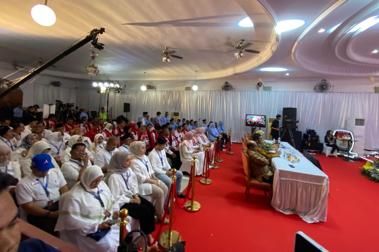 Suasana Debat kedua Paslon Pilkada Prabumulih 2024 kembali digelar di Ballroom Hotel South Sumatera, dengan menghadirkan tiga paslon pada Senin 11 November 2024.