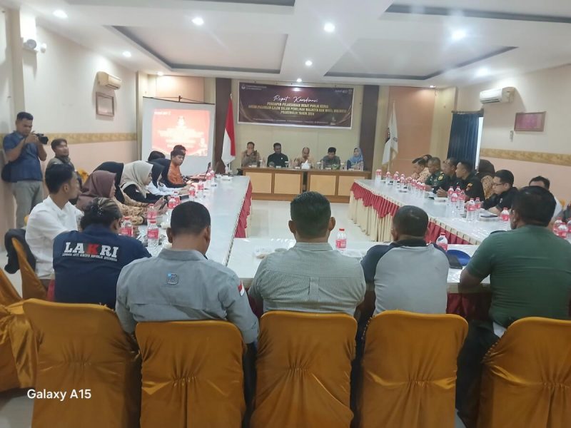 KPU Prabumulih kembali mengelar rakor [rapat koordinasi] dalam rangka pelaksanaan debat paslon Pilkada Prabumulih kedua di Aula Hotel Gran Nikita, Kamis 7 Nopember 2024.