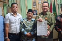 Kuasa Hukum Anwar Sadat SH didampingi Deni Setia Budi SH, Randi Indra Yangga SH bersama Kepala MTsN 1 Palembang Deni Hendrik dan Kepala MIN 1 Palembang Meisya Brina Cahaya Ningsih melalui Waka Kesiswaannya Sutrisno dalam keterangan pers pada Kamis 14 November 2024.