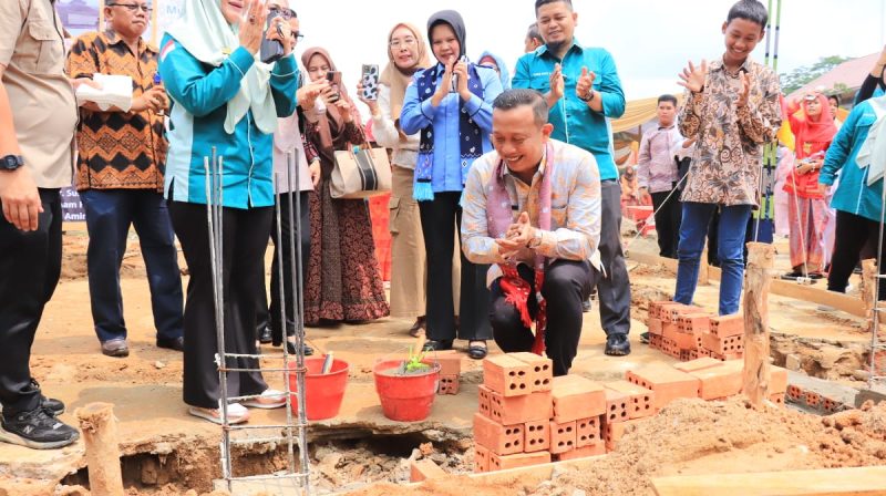 Kadisdik Adrianus Amri melakukan peletakan batu pertama pembangunan Mushola An-Nur SMP Negeri 4 Palembang.