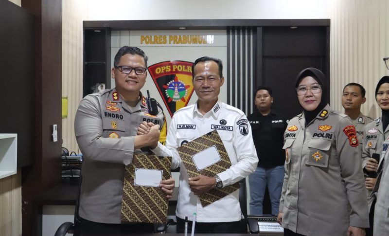 Pj Wali Kota H ElmanST MM bersama Kapolres AKBP Endro Wibowo SIK MAP dengan didampingi Wakapolres Prabumulih, Kompol Eryadi Yuswanto SH MH melakukan penandatanganan MoU mewujudkan 1 Kecamatan 1 Polsek.