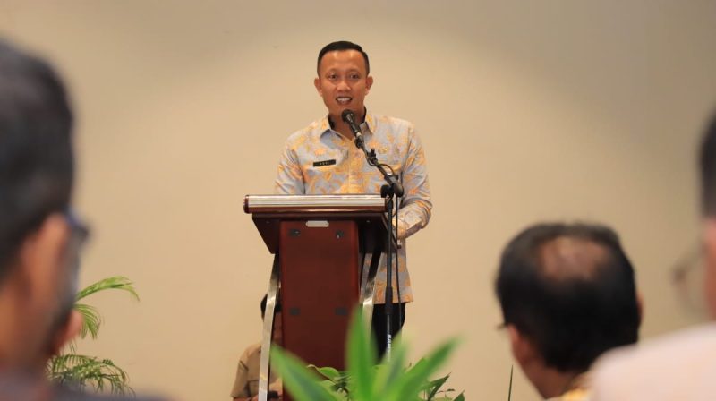 Kadisdik Palembang Adrianus Amri SSTP MSi dalam gelaran Bimtek [Bimbingan Teknis] Peningkatan Kualitas Pelayanan Publik Bidang Pendidikan Melalui Forum Komunikasi Masyarakat Berdasarkan Peraturan Menteri Pendayagunaan Aparatur Negara dan Reformasi Birokrasi 16/2017 di Gedung Kebon Gede, Kamis 14 November 2024.