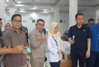 Ketua Komisi IV DPRD Kota Palembang Budi Mulya SH MH, bersama tim melakukan inspeksi mendadak [sidak] ke gudang Daviena Skincare, Rabu 20 November 2024. 