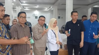 Ketua Komisi IV DPRD Kota Palembang Budi Mulya SH MH, bersama tim melakukan inspeksi mendadak [sidak] ke gudang Daviena Skincare, Rabu 20 November 2024. 