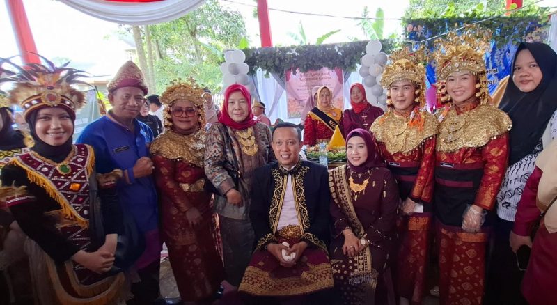 Kadisdik Palembang Adrianus Amri SSTP saat meninjau booth-booth satuan pendidikan perkecamatan pada Puncak HGN 2024.