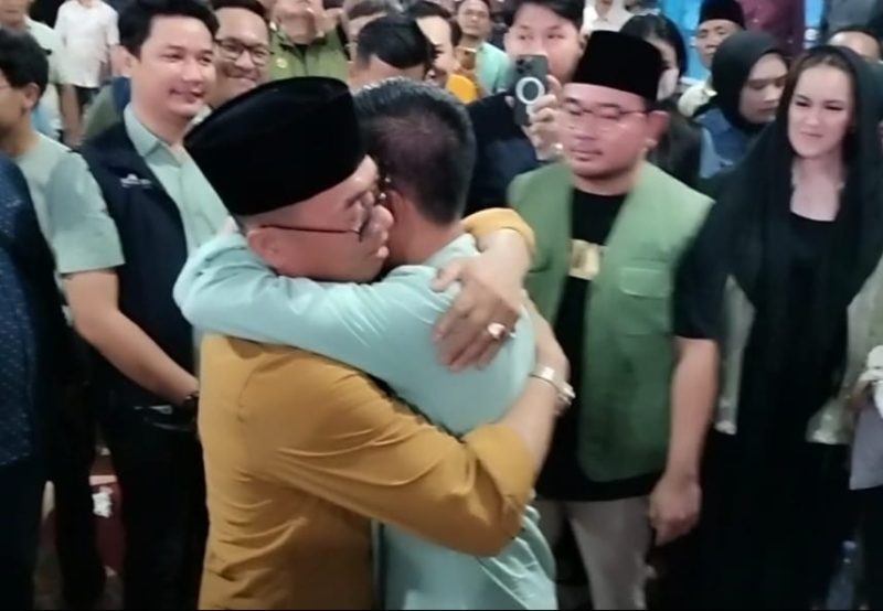 Momen haru Ratu Dewa tak terbendung hingga memeluk haru Panglima Kemenangannya Ahmad Zulinto pada Rabu malam, 27 November 2024.