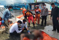 Personel Polres Kubu Raya, Kalimantan Barat tengah mengidentifikasi sosok mayat Mr X yang ditemukan mengapun di Sungai Kapuas, Senin 2 Desember 2024.