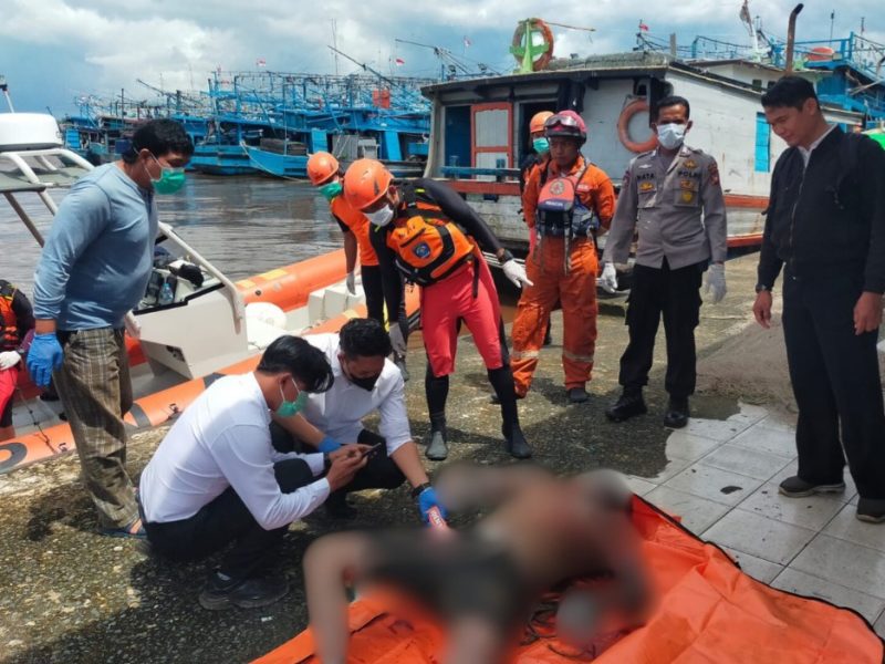 Personel Polres Kubu Raya, Kalimantan Barat tengah mengidentifikasi sosok mayat Mr X yang ditemukan mengapun di Sungai Kapuas, Senin 2 Desember 2024.