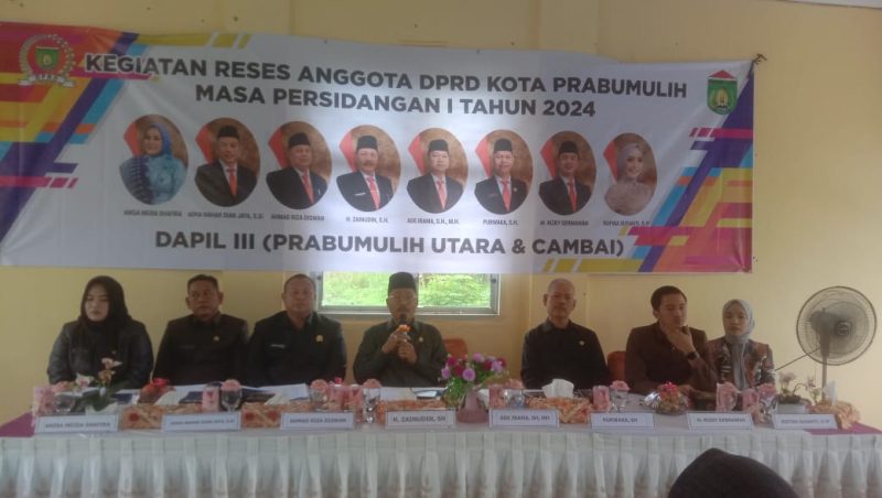 Ketua DPRD Prabumulih, H Deni Victoria SH MSi bersama anggota DPRD di antaranya Aryono, Dhafina Mansyah, dan H Rasyid SAg dengan Daerah Pemilihan [Dapil] 1 melaksanakan kegiatan reses masa persidangan pertama tahun 2024. Acara tersebut digelar pada Rabu 4 Desember 2024, di Kantor Camat Prabumulih Timur.