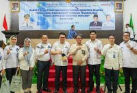 Kepala Dinas PUPR Ir H Ahmad Bastari Yusak ST MT IPM ASEAN Eng didampingi jajarannya menerima pengharagaan Terbaik Pertama hasil pengawasan teknis penataan ruang di Hotel Swarna Dwipa, Rabu 4 Desember 2024.