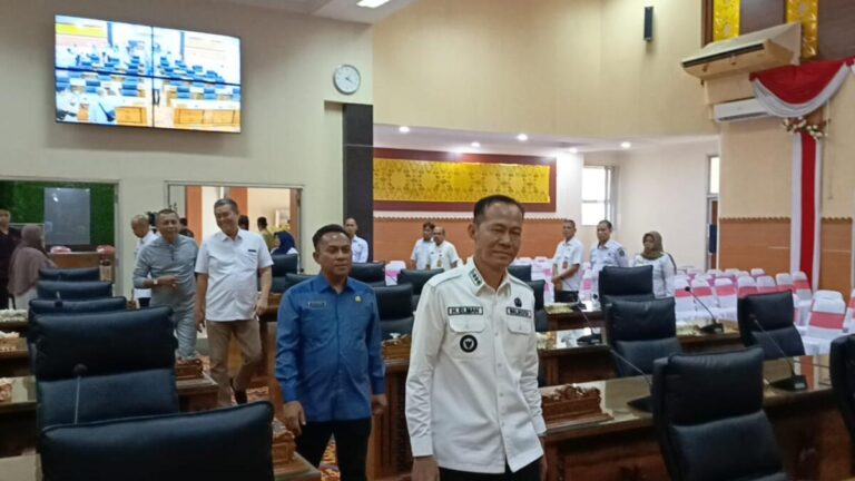 Penjabat Wali Kota Prabumulih, H Elman ST MM bersama Pimpinan DPRD mengikuti rangkaian gladi bersih tersebut.
