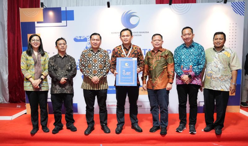 Pemerintah Kota [Pemkot] melalui Pj Wali Kota Palembang, Cheka Virgowansyah menerima penghargaan dari Kementrian Hak Azazi Kemanusian [HAM] se-Sumatera Selatan, di Taman Mini Indonesia Indah, Jakarta Timur, Selasa 10 Desember 2024.