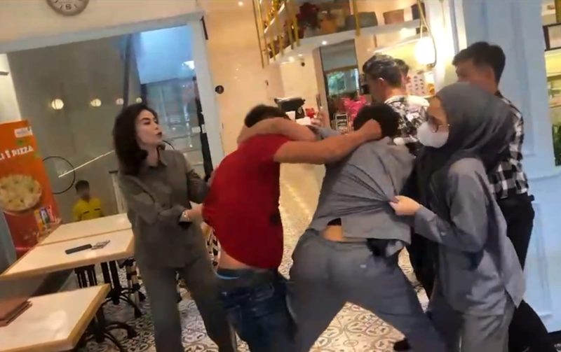 Tangkapan layar video pemukulan terhadap mahasiswa Fakultas Kedokteran Universitas Sriwijaya [FK Unsri] atau koas berinisial Lf, beredar luas di platform media digital hingga membuat kehebohan di khalayak publik.