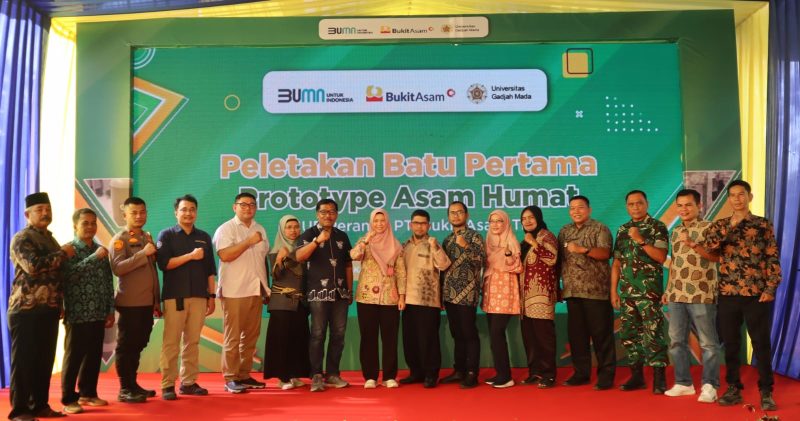 PT Bukit Asam Tbk (PTBA) bekerja sama dengan Universitas Gadjah Mada (UGM) menjalankan program penelitian dan pengembangan (research and development/R&D) batu bara kalori rendah menjadi asam humat.
