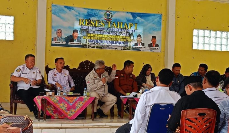 Silaturahmi dan penjaringan aspirasi dalam rangka RKPD 2026, dengan balutan reses tahap pertama bersama masyarakat dapail III tahun sidang 2024-2025, berlangsung di balai Kantor Camat Gumay Ulu pada Rabu 18 Desember 2024.