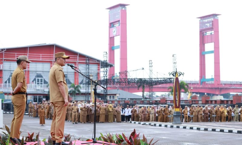 Penjabat Wali Kota memimpin apel gabungan Organisasi Perangkat Daerah [OPD] di pelataran Benteng Kuto Besak [BKB], Senin 23 Desember 2024.