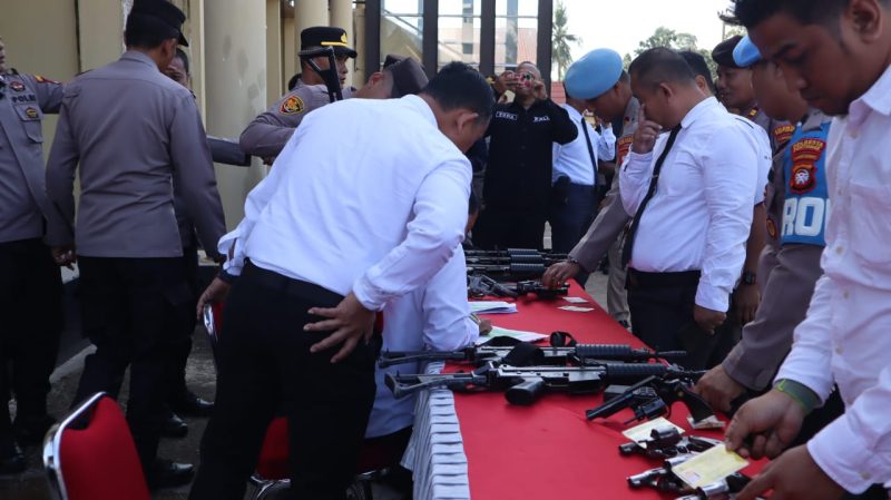 Polresta Pontianak melaksanakan pengecekan terhadap personel pemegang senpi baik yang dinas di Polresta hingga Polsek jajaran pada Senin 23 Desember 2024.