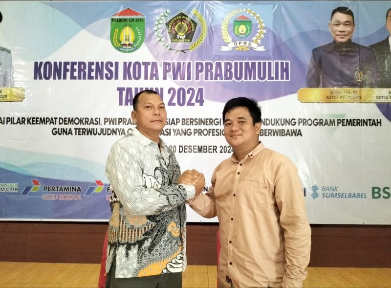 Ronald Artas, resmi terpilih, menahkodai PWI Kota Prabumulih untuk periode 2024-2027. Ia terpilih secara aklamasi pada Konferensi Tingkat Kota yang berlangsung pada Jumat 20 Desember 2024.