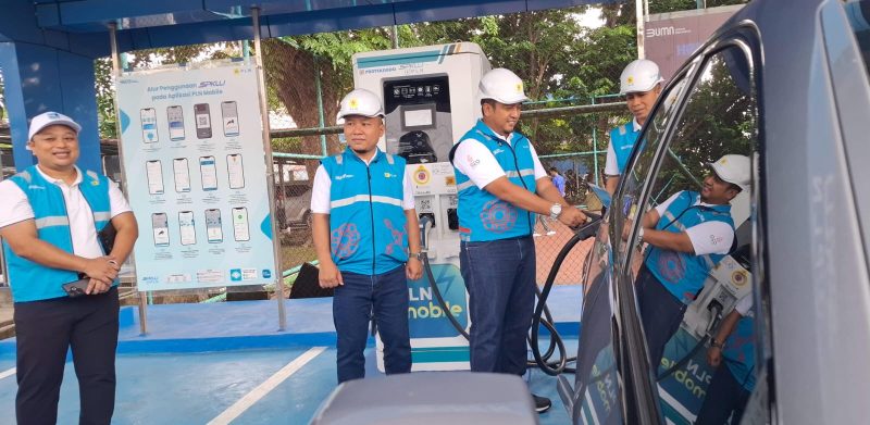 Secara simbolis, GM PLN UID S2JB Adhi Herlambang didampingi jajarannya melakukan cahrging SPKLU di Kantor Pelayanan PLN Demang Lebar Daun Palembang, Kamis 26 Desember 2024.