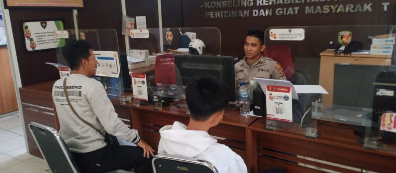 Korban M Cozy dengan didampingi orang tuanya Tedi Irawan [46] saat melaporkan ke SPKT Polrestabes Palembang.