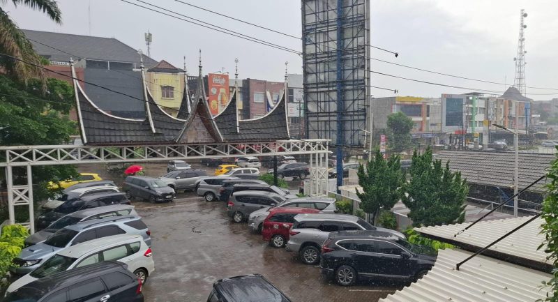 Kondisi guyuran hujan di wilayah Ilir Barat Satu Kota Palembang, Kamis 26 Desember 2024.