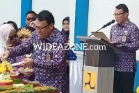 Semarak Hari Bakti PU 2024, tampak Kadis PUPR Ahmad Bastari memotong tumpeng bersama jajaran di Dinas PUPR Kota Palembang, Selasa 3 Desember 2024.