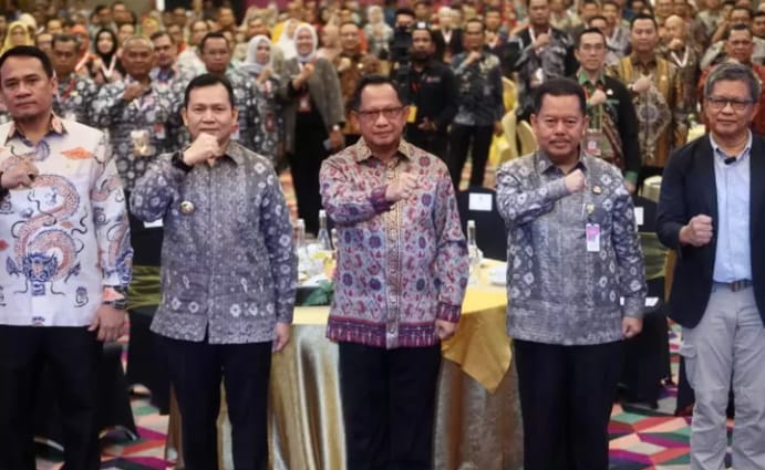 Penjabat (Pj) Gubernur Sumatera Selatan (Sumsel) Elen Setiadi, SH. M.S.E mendampingi Menteri Dalam Negeri (Memdagri) Republik Indonesia (RI) M. Tito Karnavian membuka Rakornas Badan Pengembangan Sumber Daya Manusia (BPSDM) 2024 di The Zuri Transmart Palembang, Jumat 1 November 2024.