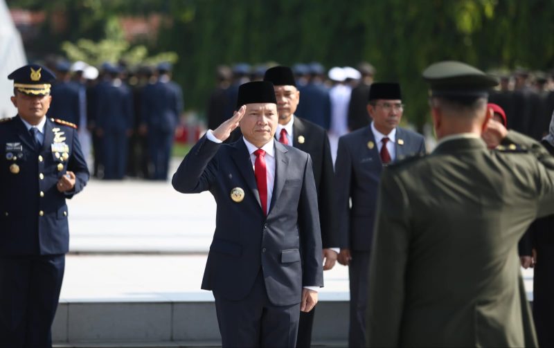 Penjabat (Pj) Gubernur Sumatera Selatan (Sumsel( Elen Setiadi SH MSE bertindak sebagai Inspektur Upacara (Irup) pada kegiatan Upacara Ziarah Nasional dalam rangka Peringatan Hari Pahlawan tahun 2024 di Taman Makam Pahlawan Ksatria Ksetra Siguntang Palembang, Minggu 10 November, pagi.