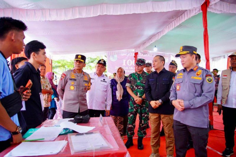 Penjabat (Pj) Gubernur Sumsel Elen Setiadi SH MSE beserta Kapolda Sumsel Irjen Pol Andi Rian R Djajadi dan rombongan meninjau sejumlah titik TPS di Sumsel pada hari pencoblosan Pemilihan Umum Kepala Daerah (Pemilukada) serentak, Rabu 27 November 2024, pagi hingga siang hari.