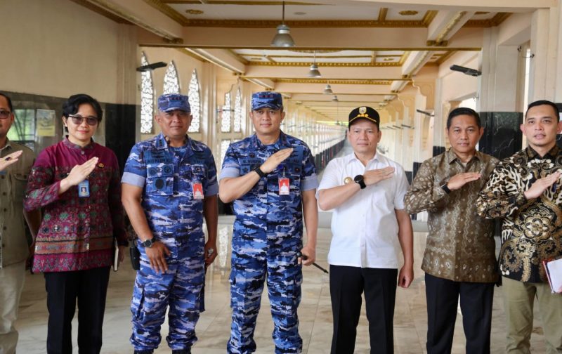 Penjabat Gubernur Sumatera Selatan (Sumsel) Elen Setiadi, SH MSE bersama Komandan Pangkalan TNI Angkatan Udara Sri Mulyono Herlambang (Danlanud SMH), Kolonel Pnb Rizaldy Efranza turut Panglima Komando Operasi Udara I, Marsda TNI Mohammad Nurdin dan melakukan peninjauan di kawasan kompleks Asrama Haji Palembang, Sabtu 23 November 2024.